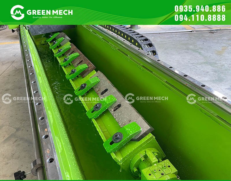 Bàn gá dao của máy mài dao GREEN MECH được thiết kế chắc chắn đảm bảo an toàn